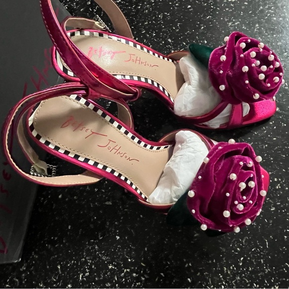 Betsey Johnson Carlos Rosette Dress Sandals - Fuchsia Size 6 New in Box - Picture 3 of 9